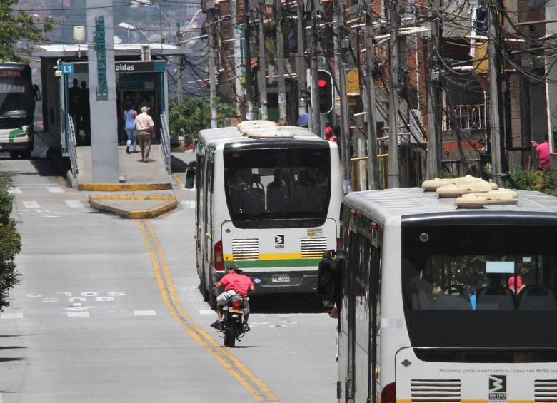 En los 2,4 kilómetros de la avenida Carlos Gardel por los que transita el Metroplús las obstrucciones son constantes. FOTOS ROBINSON SÁENZ VARGAS, ESTEBAN VANEGAS LONDOÑO