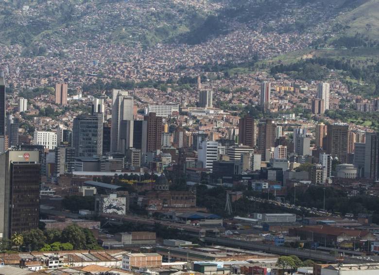 Hoy el Valle de Aburrá solo cuenta con una máquina plataforma, que pertenece a Bomberos de Medellín. FOTO Julio César Escobar