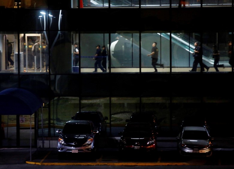 Agentes del Ministerio Público llegan al aeropuerto La Aurora para tratar de cumplir la orden de la Corte de Constitucionalidad de Guatemala y dejar ingresar al investigador de la CICIG, Yilen Osorio. Foto; EFE