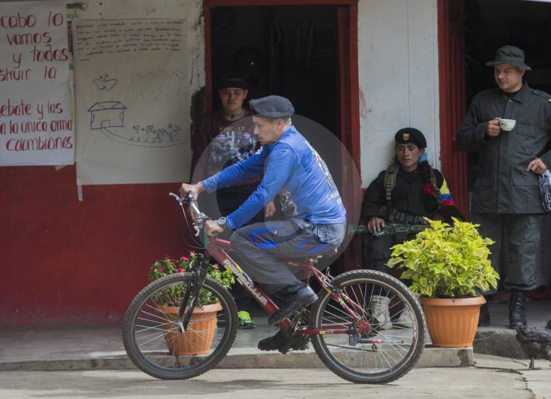 Guerrilleros del frente 18 mantienen sus rutinas de estudio en el PPT. También disfrutan del tiempo libre.