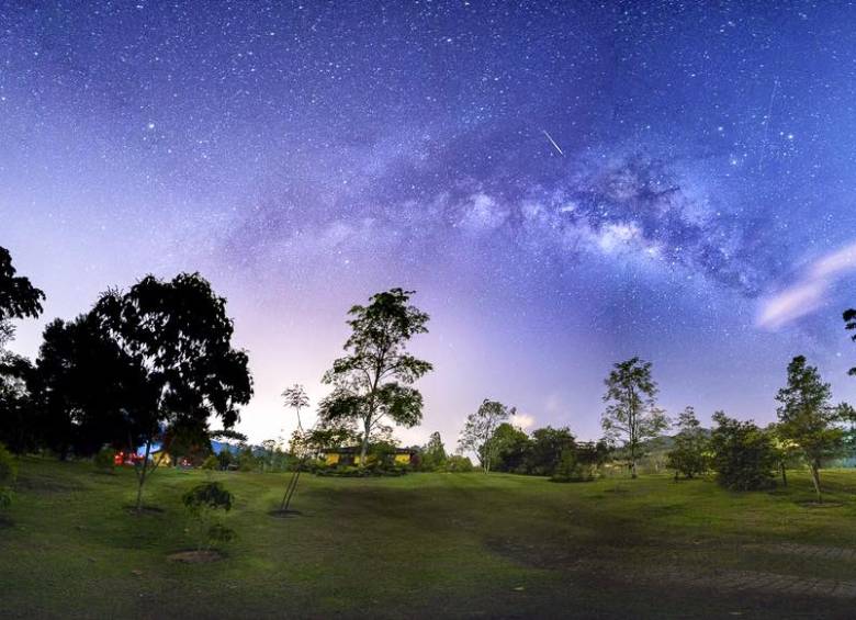 La composición de 21 fotos con 30 segundos de exposición cada una muestra a la vía láctea con técnica de panorama, un meteoro de Las Perseidas y el rastro largo de un satélite capturada en 2016 desde La Ceja, Antioquia. FOTO Juan Fernando Ramírez Mejía (Facebook)