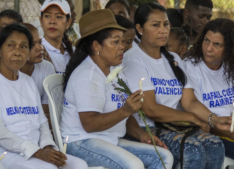 Un grupo de víctimas durante el acto de perdón que realizaron las Farc por la masacre de La Chinita en Apartadó. FOTO: RÓBINSON SÁENZ