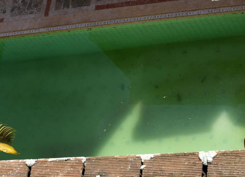 Cerca al Colegio Calasanz esta piscina en malas condiciones genera malestar en la comunidad. FOTO JAIME PÉREZ