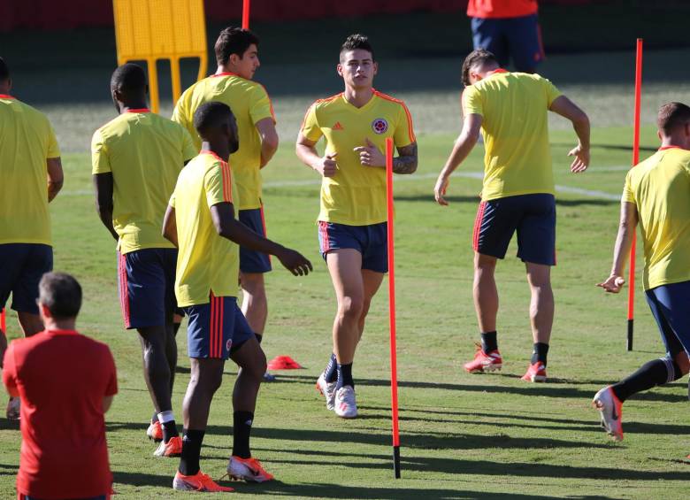 Colombia realizó el sábado su última práctica y en la cancha estuvieron todos los que han sido titulares, pero este domingo sorprendió con los inicialistas, ni siquiera el gran refretente, James Rodríguez, es titular. FOTO REUTERS