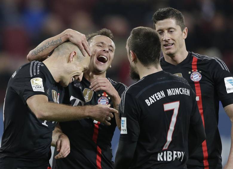 El delantero holandés Arjen Robben fue la figura del compromiso marcando un doblete. FOTO AP