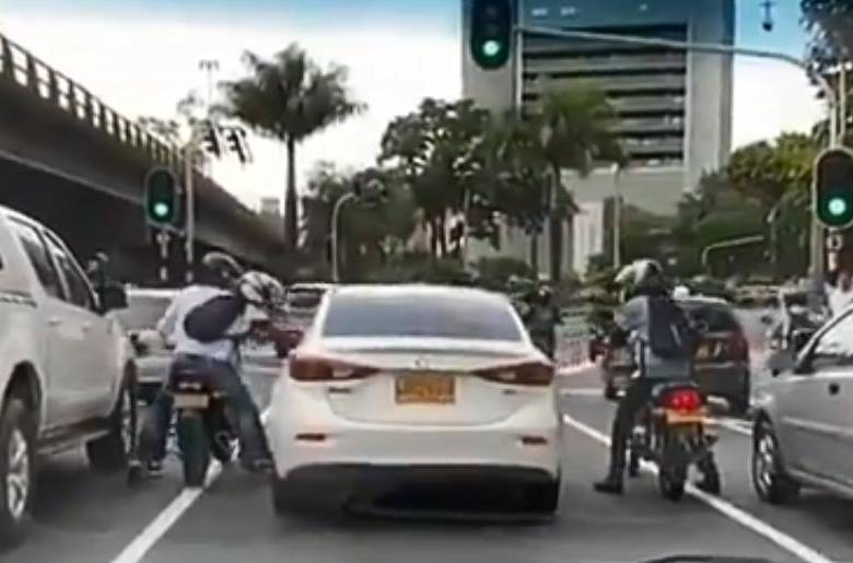 Momento del hurto en la glorieta de San Juan con Ferrocarril, en Medellín. FOTO CAPTURA DEL VIDEO CORTESÍA GUARDIANES DE ANTIOQUIA