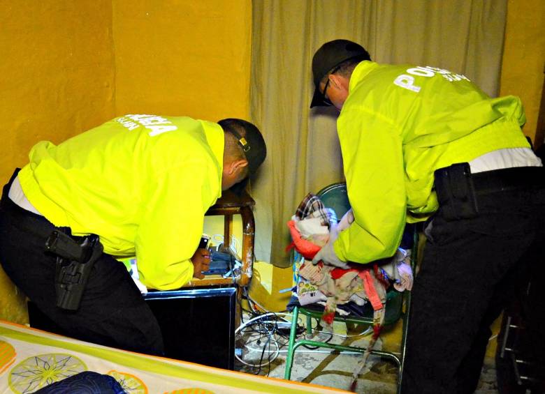 Durante la operación policial, las autoridades incautaron armas de fuego, munición y dinero en efectivo, producto de la venta y comercialización de los alucinógenos. FOTO Cortesía Policía Antioquia
