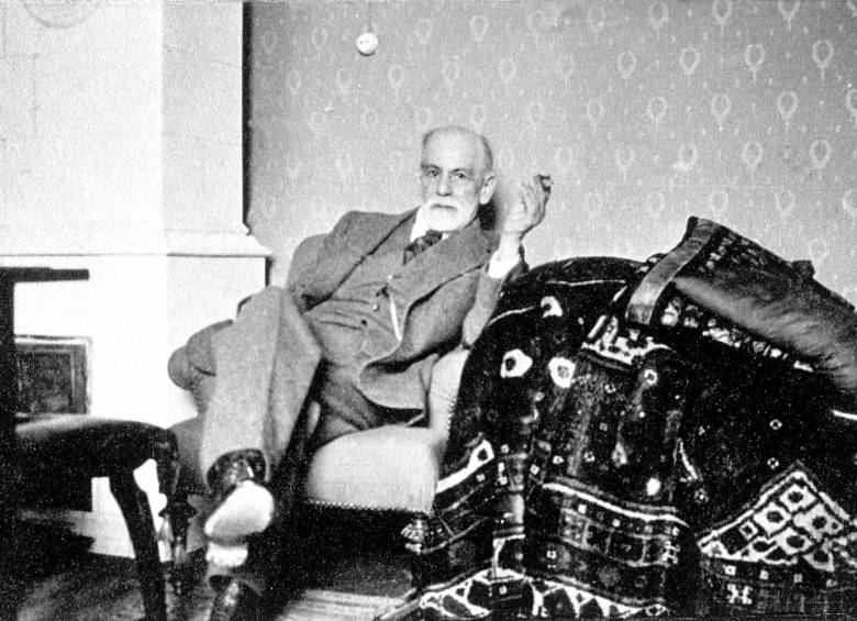 Sigmund Freud en su famoso sofá. FOTO Archivo AP