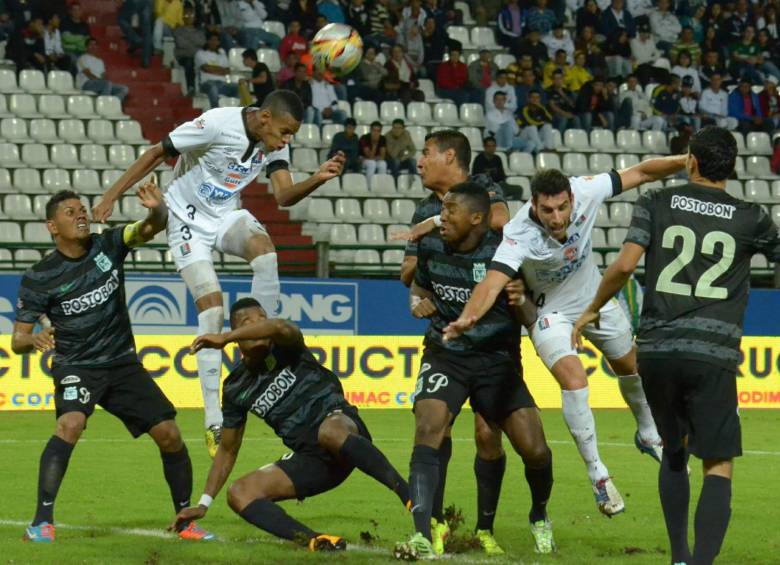 En un tiro de esquina, el defensor del Once Caldas, José Luis Moreno, sorprendió a la saga de Nacional con un cabezazo que le dio vida a los albos y les significó a los verdolagas la segunda derrota consecutiva. FOTO COLPRENSA