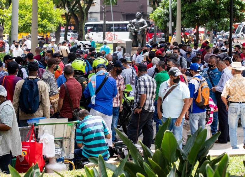 Esta fotografía muestra el centro de Medellín este sábado. Las aglomeraciones y los altos contagios han hecho que la Alcaldía de Medellín ordene el cierre. FOTO JAIME PÉREZ