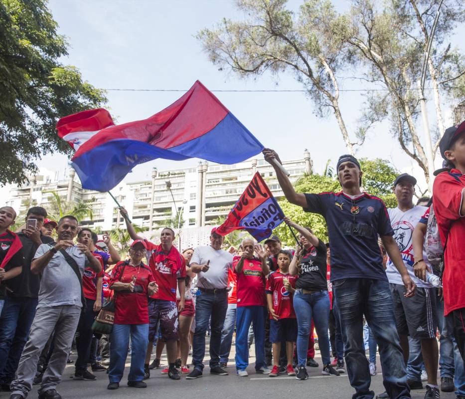 Los hinchas esperan el regreso del equipo con la clasificación a la final . FOTO EDWIN BUSTAMANTE