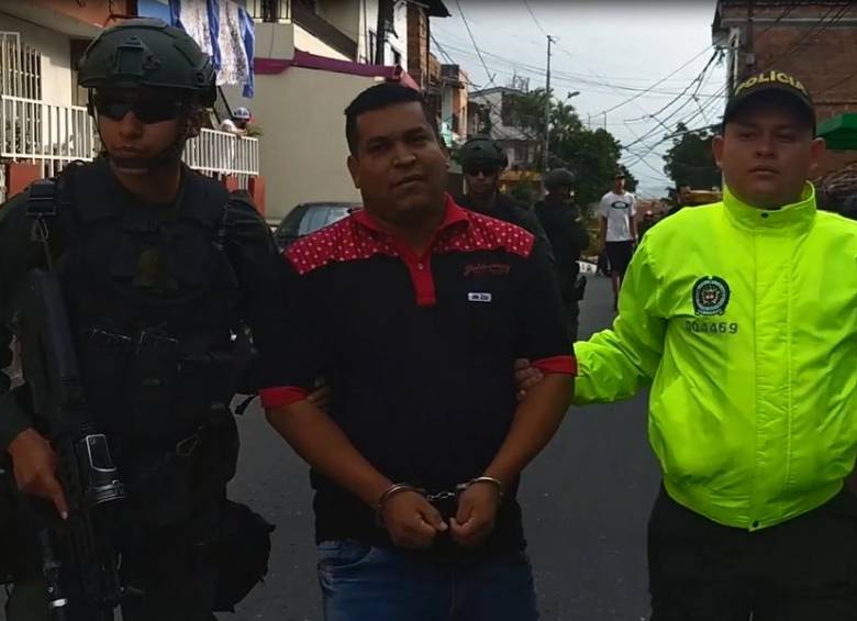 Autoridades capturan a alias “Tilín” en el barrio La Francia de Medellín. FOTO CORTESÍA POLICÍA