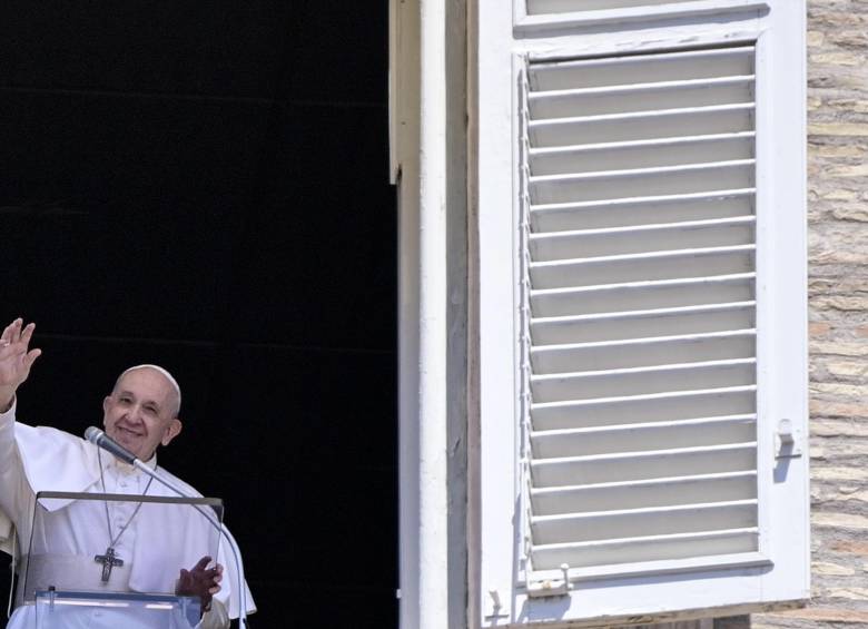 El papa Francisco dirige su oración del Ángelus dominical desde la ventana de su oficina con vista a la Plaza de San Pedro, Ciudad del Vaticano, Italia. FOTO EFE / EPA / RICCARDO ANTIMIANI