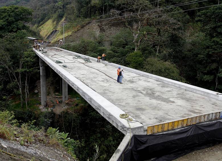  Tramo de la vía en construcción Puerto Valdivia-La Presa. FOTO DONALDO ZULUAGA 