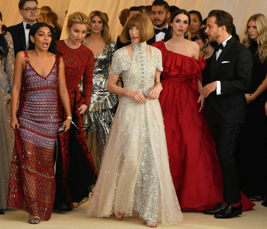 La anfitriona de la fiesta, la directora de Vogue Anne Wintour. Chanel firmó su traje. FOTO AFP