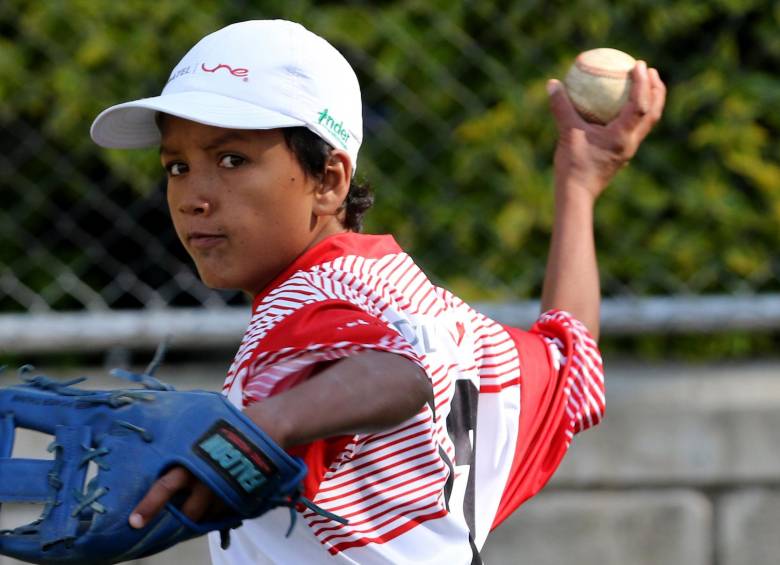Rigoberto Arango halló en el deporte un motivo para sonreír y vive intensamente, junto a sus compañeros, cada jornada del Babybéisbol con la Escuela de Cali. FOTO donaldo zuluaga