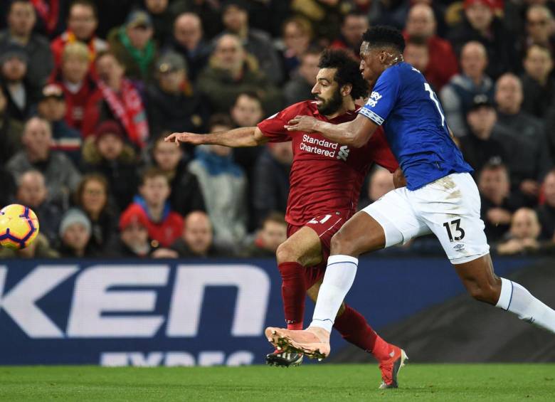Mina logró anular al egipcio Salah en el derbi de Liverpool. FOTO: AFP