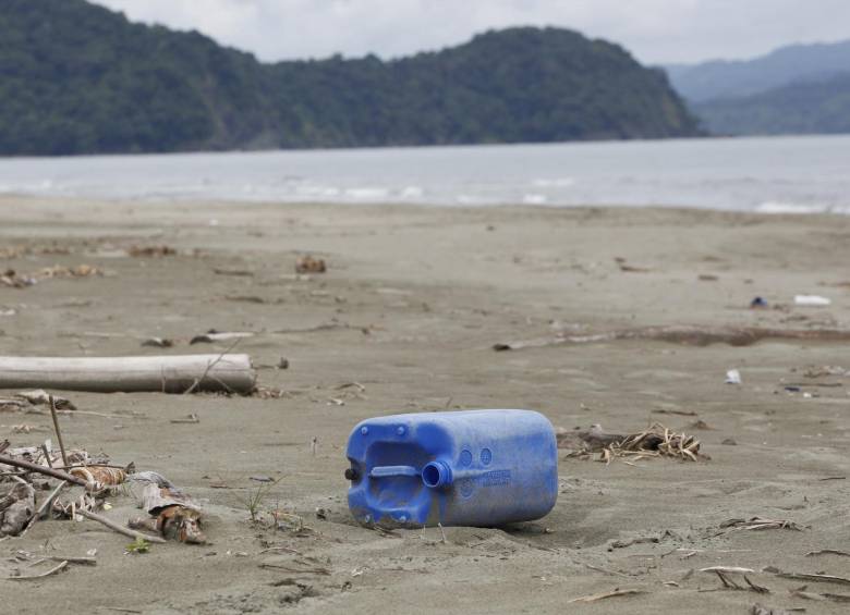 En las playas colombianas la cantidad de plástico que el mar devuelve a las playas es impresionante. Imagen en Acandí. Foto El Colombiano