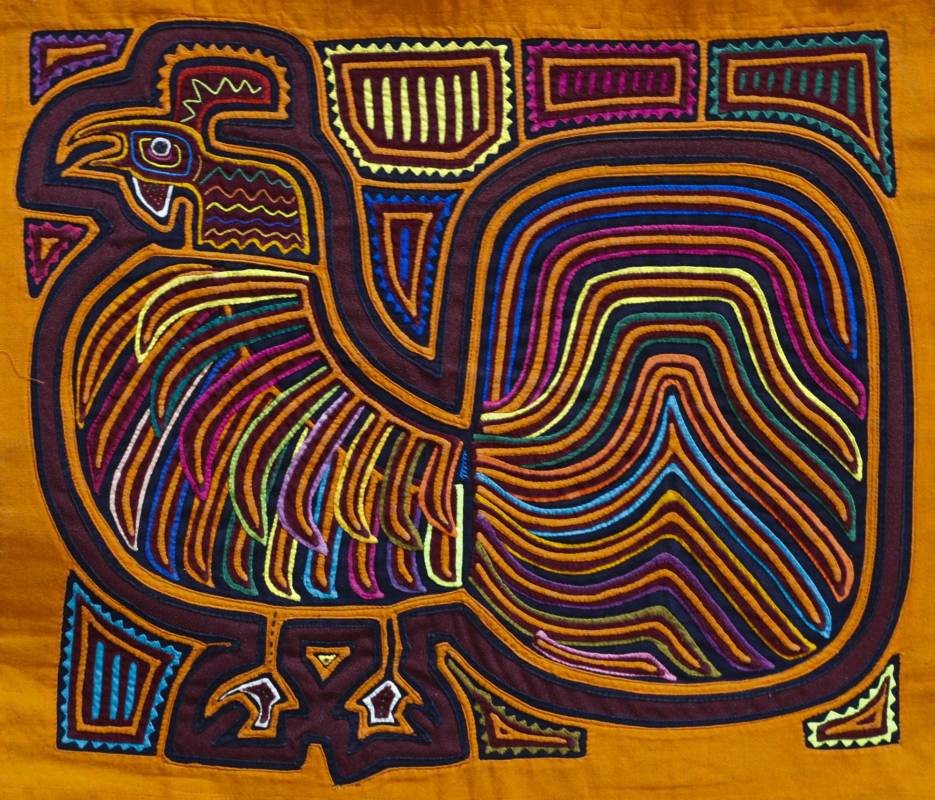 Esta exposición se encuentra en el banco de la República en Medellín, reúne 87 piezas textiles (molas) que se usan como vestido y también como símbolo de protección y de relato. Foto: Manuel Saldarriaga Quintero