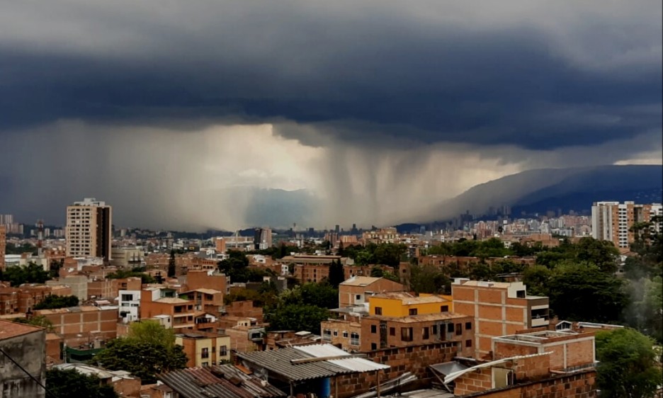 Panorámica de la tormenta desde Envigado. Foto: Cortesía Diana García Castro.