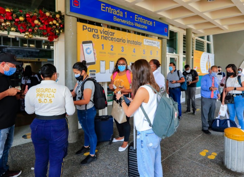 Se prevé que 1.450.000 personas se desplazarán en el aeropuerto y terminales de Medellín estas festividades. FOTO JAIME PÉREZ