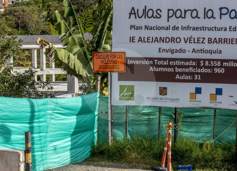 De los 52 colegios, 35 están en el Valle de Aburrá, siete en Rionegro y 10 en otros municipios. En la imagen, la Institución Educativa Alejandro Vélez Barrientos de Envigado. FOTO JUAN ANTONIO SÁNCHEZ