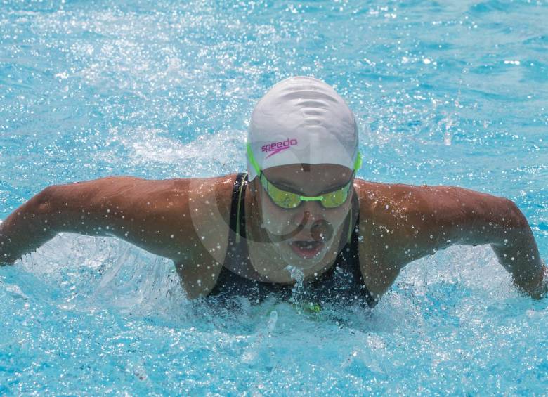 María Paula sobresale por su rapidez y su esfuerzo en la piscina y su ternura fuera de ella. FOTO julio césar herrera