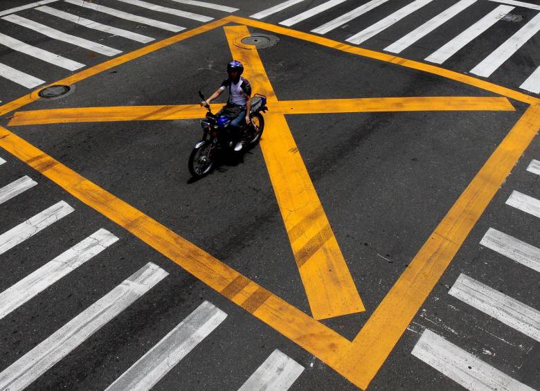El crecimiento de las motos en el parque automotor del Valle de Aburrá sigue planteando retos y nuevos elementos de análisis para la movilidad y el ambiente. FOTO donaldo zuluaga