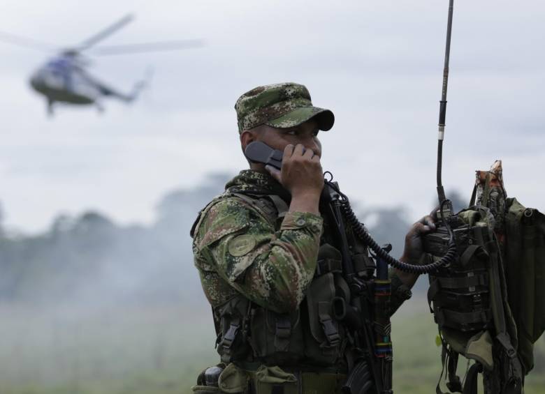 El cuerpo sin vida del presunto integrante del Eln, también fue evacuado hasta las instalaciones de la Brigada de Infantería de Marina No.2 para los respectivos procedimientos. FOTO COLPRENSA