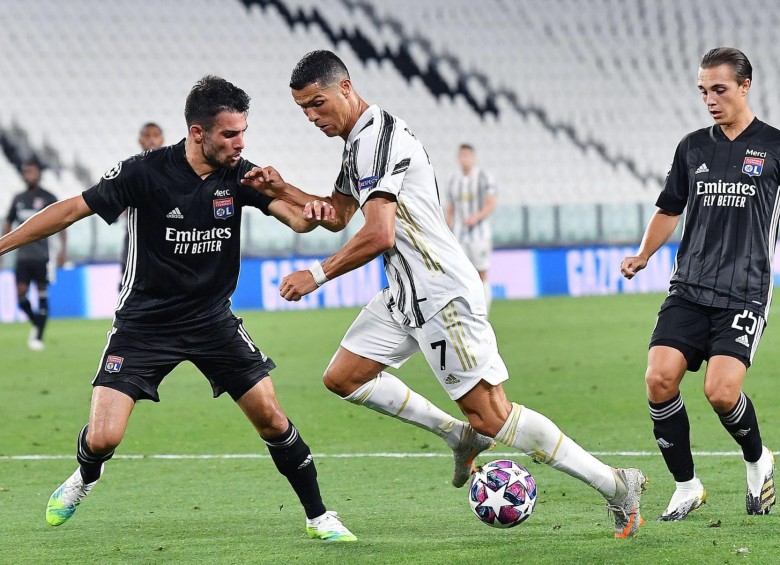 A pesar de los dos goles marcados por Cristiano Ronaldo, y la victoria 2-1 ante Lyon, el equipo italiano se quedó en el camino a los cuartos de final de la Liga de Campeones. FOTO efe