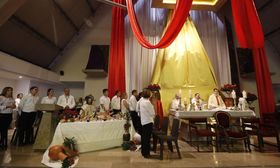 En la iglesia San Rafael, en Envigado, hubo pan, uvas y vino en el altar. FOTO: Manuel Saldarriaga.