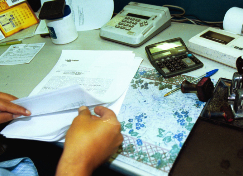 Escrituras de papel y otros documentos es la tendencia a desaparecer en las Notarías. FOTO: Archivo