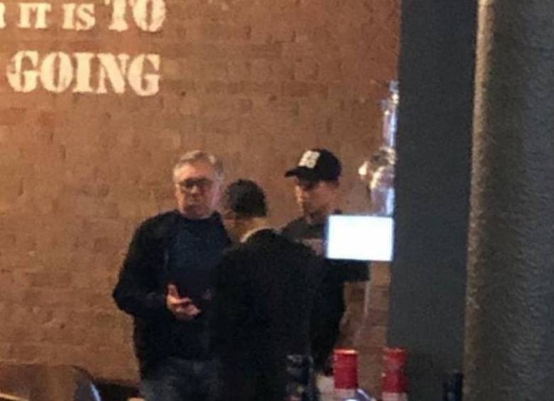 James Rodríguez cenó con Carlo Ancelotti y con Abdoulaye Doucouré, el otro fichaje del Everton y quien no aparece en la foto. FOTO @MadridSports_