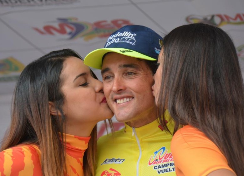 Óscar Sevilla, acostumbrado a subir al podio. Ayer lo hizo como campeón de la Vuelta al Valle. FOTO el país-Cali