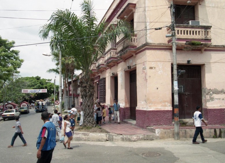 Los paramilitares recorrieron casa por casa, sacando a los habitantes de El Salado a la calle. En la cancha del corregimiento se torturaron y asesinaron a 17 personas. Foto: Archivo El Colombiano. 