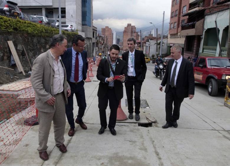 Josep Forcada (Barcelona), Andrés Muñoz (Tenerife-España), Juan Gómez (Metro de Medellín), Etienne Lhomet (Burdeos-Francia) y Regis Savarit (Ferrand-Francia) en Ayacucho. FOTO manuel saldarriaga