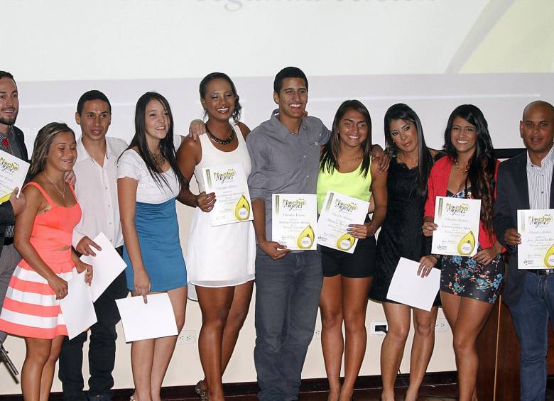 Entrenadores y deportistas del Club también hicieron parte del homenaje. FOTO donaldo zuluaga