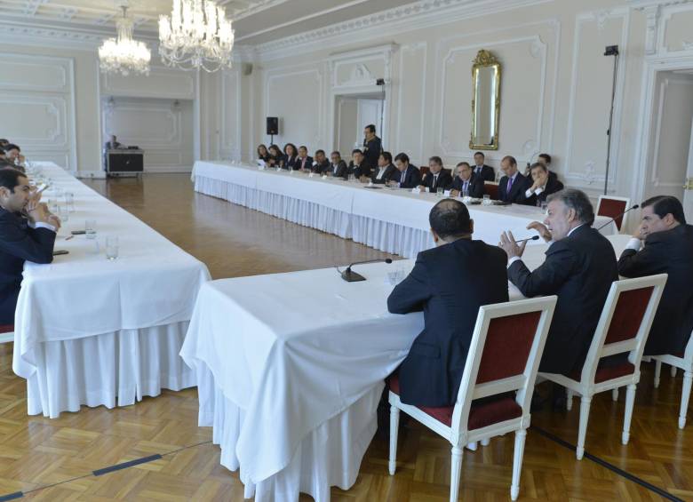 El presidente Juan M. Santos dio respuesta a las dudas planteadas por congresistas de los partidos que respaldan el proceso con las Farc. Hoy inicia el proceso en la Cámara. FOTO PRESIDENCIA