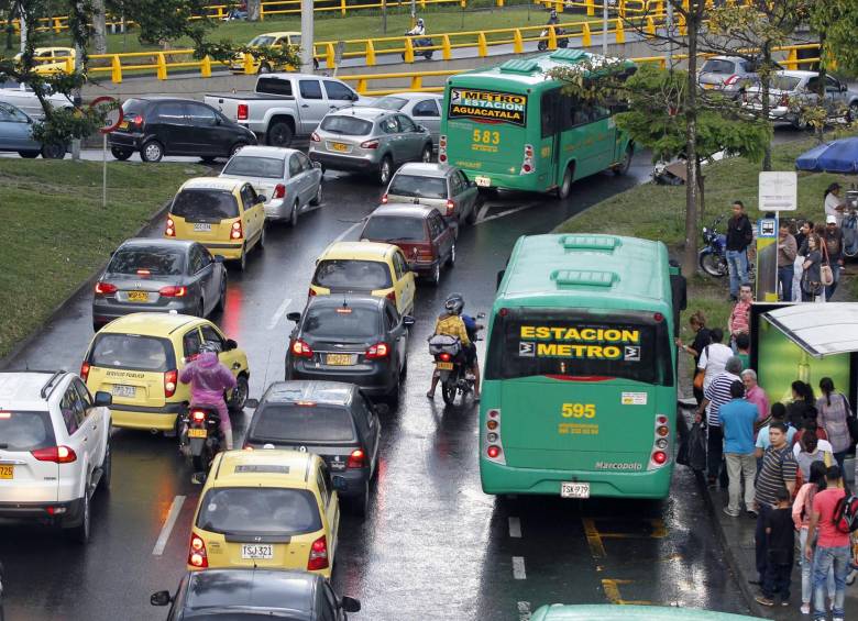 La movilidad vehicular y peatonal es muy reducida en este sector. No hay controles del tránsito o de la policía. FOTO jaime pérez