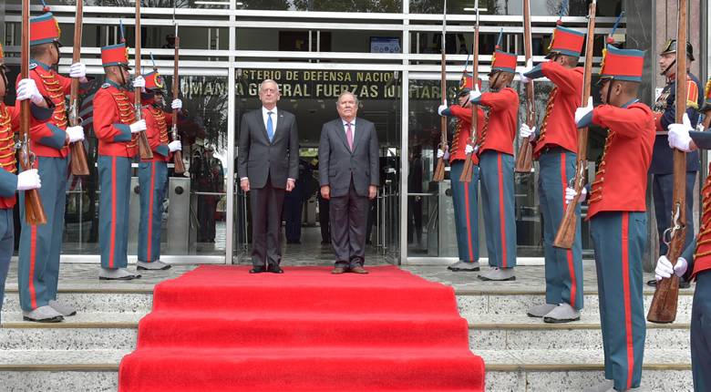 James Mattis (izq) llegó a Bogotá en la mañana de ayer después de viajar por Brasil, Chile y Argentina. FOTO cortesía mindefensa