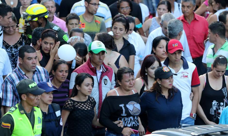 Algunas familias se arrodillaron al lado de los 33 ataúdes y el llanto colmó los rostros de la mayoría de habitantes de este municipio. FOTO Julio César Herrera