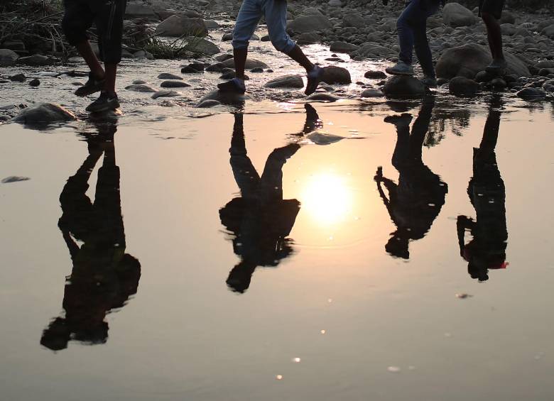 La gente cruza a Venezuela a través de las aguas bajas del río Táchira cerca del puente internacional Simón Bolívar el 4 de marzo de 2019 en Cúcuta, Colombia. FOTO: GETTY