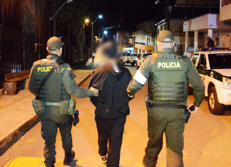En la operación policial fueron aprehendidos 12 adolescentes, los cuales participaban en la distribución de drogas en Titiribí, Antioquia. FOTO: cortesía Policía.