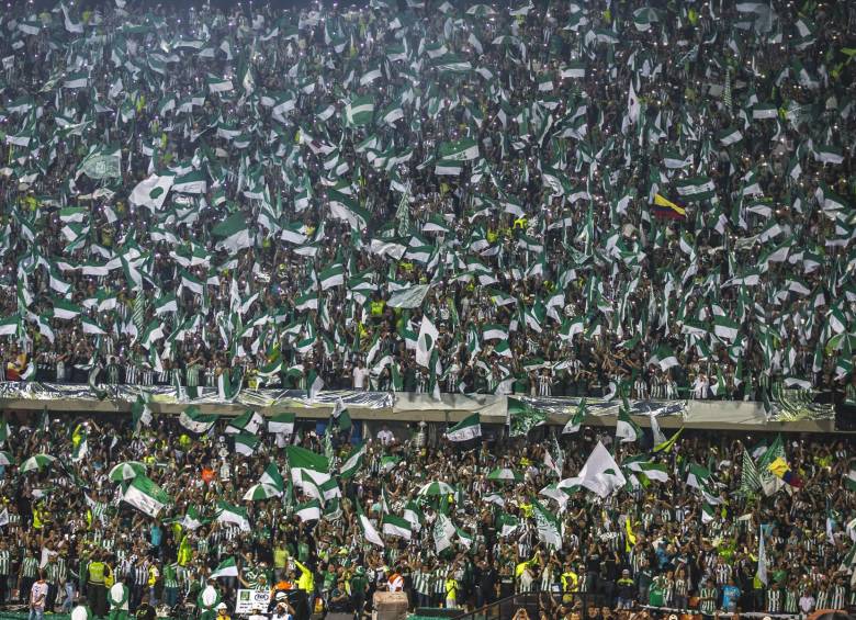 Imagen de la Copa Libertadores en 2016 que avivó una campaña para que cada hincha retornara al estadio con bandera en mano, tal como en la década del 90. FOTO JUAN ANTONIO SÁNCHEZ