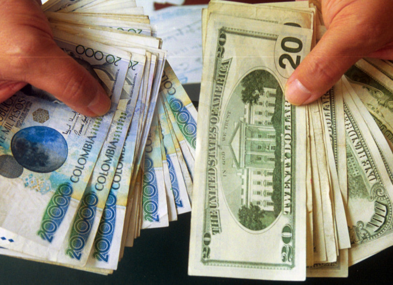 En las casas de cambio el dólar se compra a $2.706,54 y se vende a $2.878,44. Foto: EL COLOMBIANO.