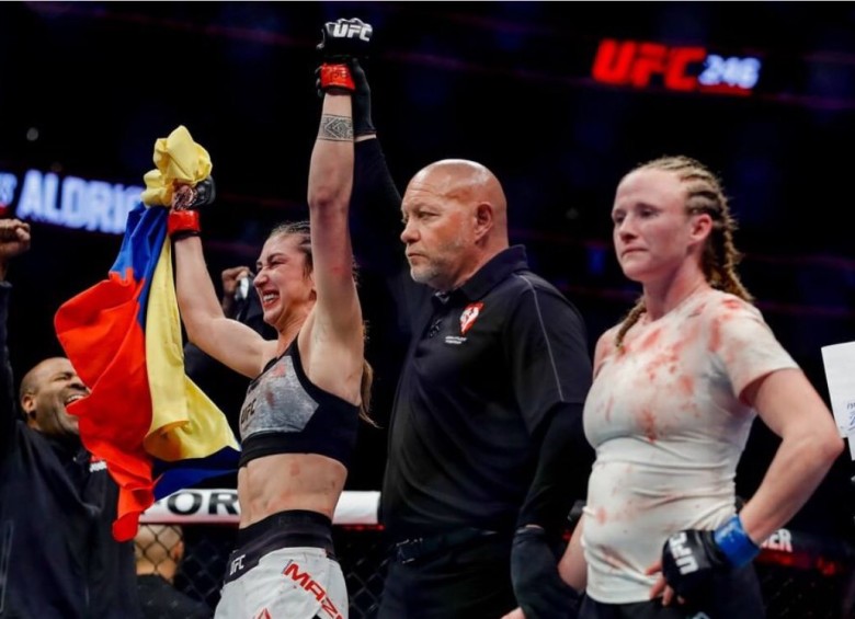 La alegría de Sabina Mazo tras conocer la decisión de los jueces. FOTO CORTESÍA UFC