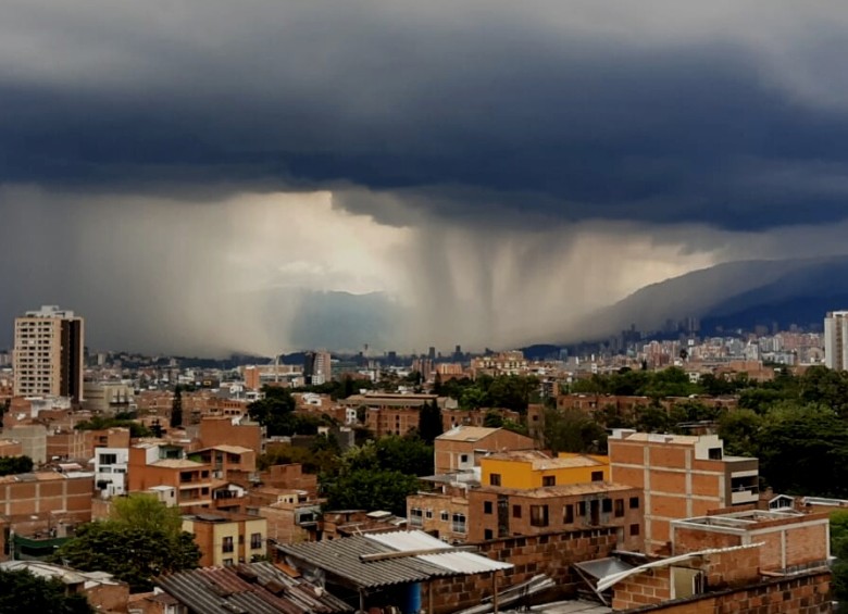 Panorámica de la tormenta desde Envigado. CORTESÍA Diana García Castro.