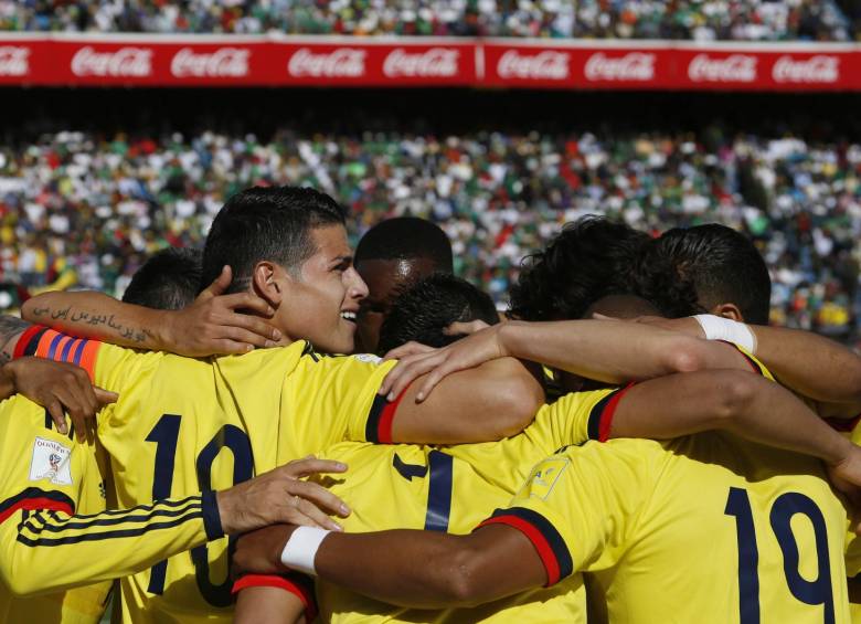 El abrazo de los colombianos luego de la sufrida victoria en los 3.600 m.s.n.m. de La Paz. FOTO AFP