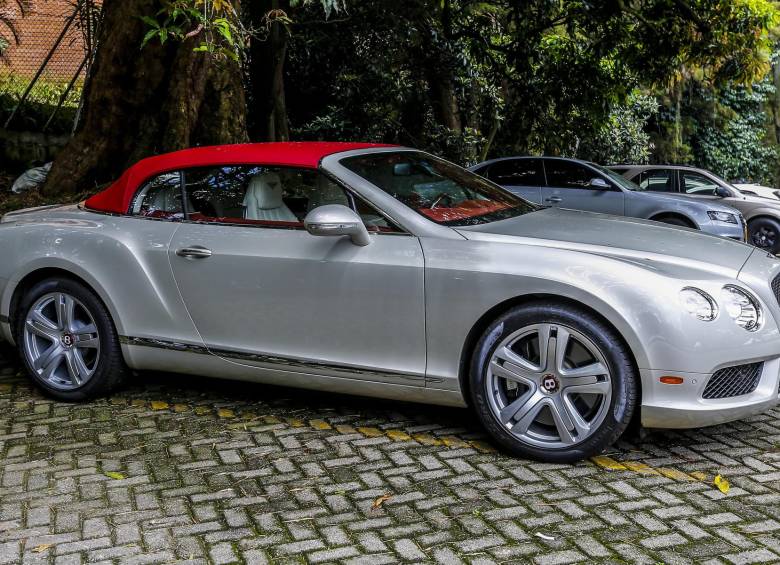 También dentro de los vehículos exhibidos está el único Bentley Continental GTC que rueda en Colombia actualmente. Motor biturbo, 4 litros y 500 caballos de fuerza. FOTos juan antonio sánchez