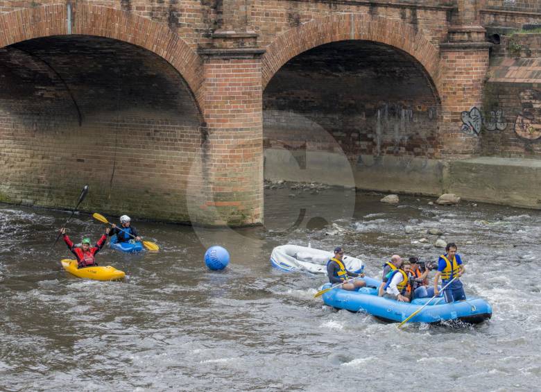 A su paso por el puente de Guayaquil, los navegantes fueron aplaudidos. Foto JUan Antonio Sánchez